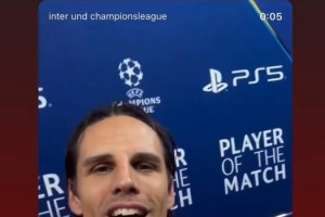 喊妈了比塞克晒索默手捧MVP奖杯照：感谢这一切的母亲