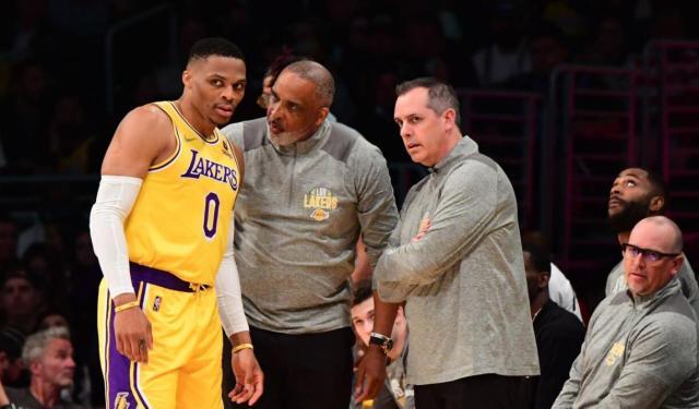 贵宾会-湖人教练团队失灵！为何比夺冠赛季差一大截？
